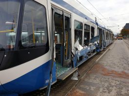 Grosseinsatz der Rettungskräfte nach Verkehrsunfall zwischen LKW und VBZ-Cobra 3013 in Zürich