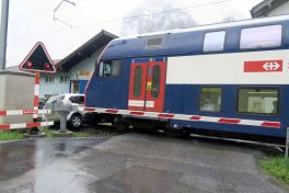 Glarus: Kollision zwischen Auto und SBB DPZ – niemand verletzt