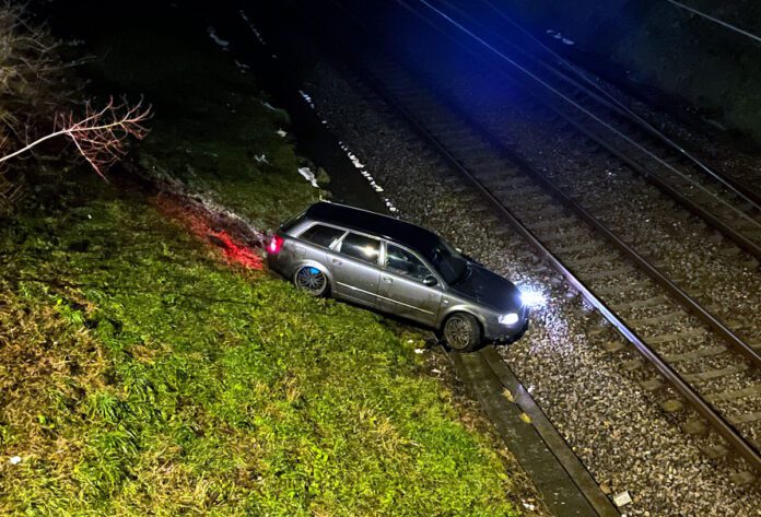 Eschlikon Auto landet Flucht neben Bahnlinie_Kapo TG_9 12 23