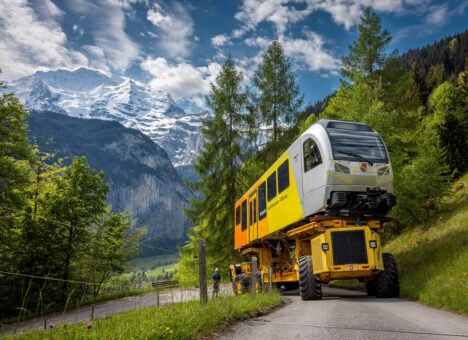 BLM: Neues Rollmaterial wird auf Strasse und Schiene transportiert