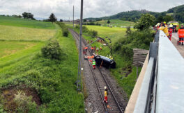 Schöfflisdorf: Auto stürzt auf Bahntrassee