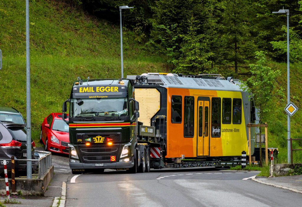 Spezialtransport BLM-Rollmaterial kurz vor Ankunft Lauterbrunnen_jungfrau ch_13 5 24