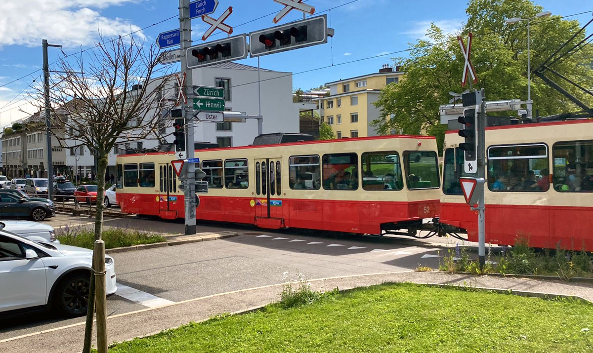 Bahnuebergang-Raellikerstrasse_Forchbahn