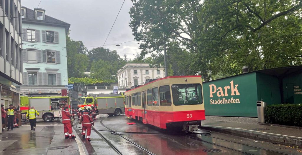 Brand Forchbahn Be 44 53 Stadelhofen 2_Schutz & Rettung Zuerich_12 7 24