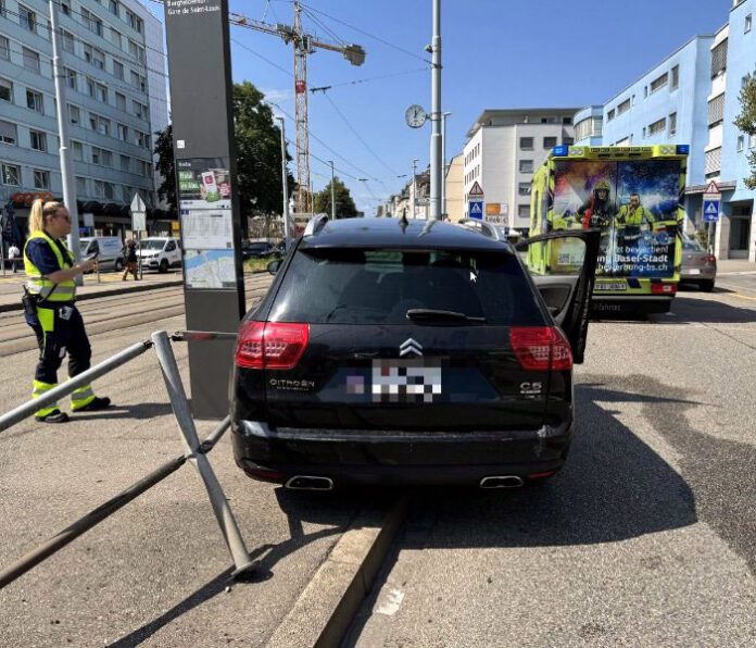 Breite Autolenker geraet auf Tramhaltestelle_Kapo BS_16 8 24