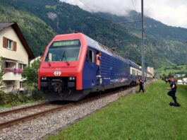 Ennenda GL Frau Gleise S-Bahn erfasst_Kapo GL_19 8 24