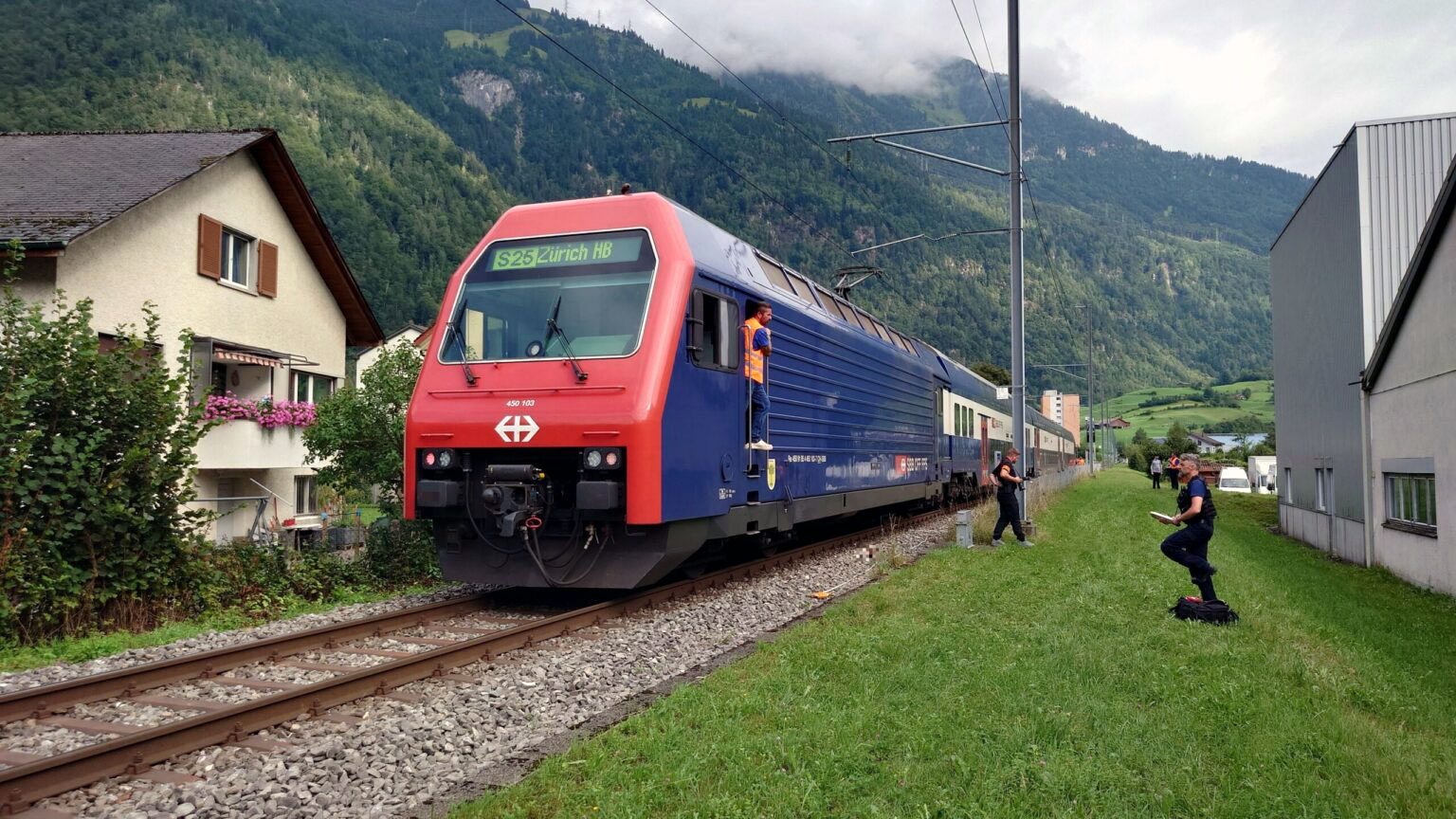 Ennenda GL Frau Gleise S-Bahn erfasst_Kapo GL_19 8 24