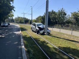 Selbstunfall Riehen Auto blockiert Tramgleise_Kapo BL_22 8 24