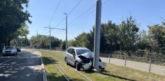 Selbstunfall Riehen Auto blockiert Tramgleise_Kapo BL_22 8 24