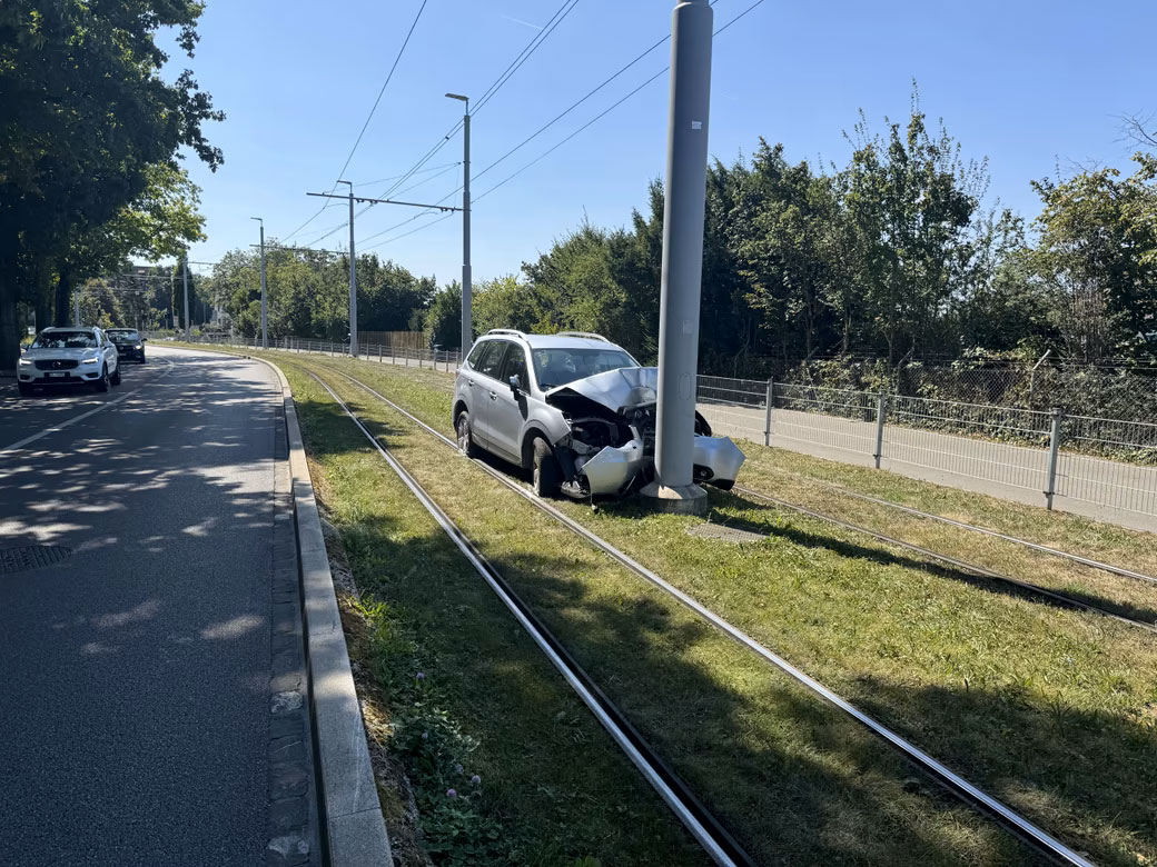 Selbstunfall Riehen Auto blockiert Tramgleise_Kapo BL_22 8 24