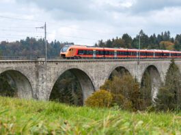 Voralpen-Express auf Weissenbachviadukt_SOB Hanspeter Schenk_18 10 20