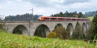 Voralpen-Express auf Weissenbachviadukt_SOB Hanspeter Schenk_18 10 20