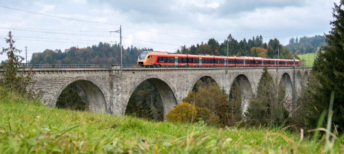 Voralpen-Express auf Weissenbachviadukt_SOB Hanspeter Schenk_18 10 20