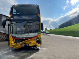 Wattwil Auto frontal Bahnersatzbus kollidiert_Kapo SG_8 8 24