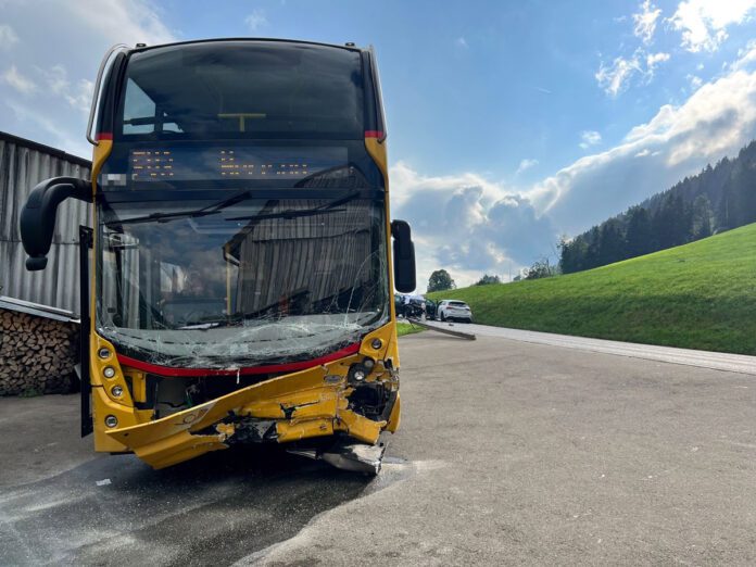 Wattwil Auto frontal Bahnersatzbus kollidiert_Kapo SG_8 8 24