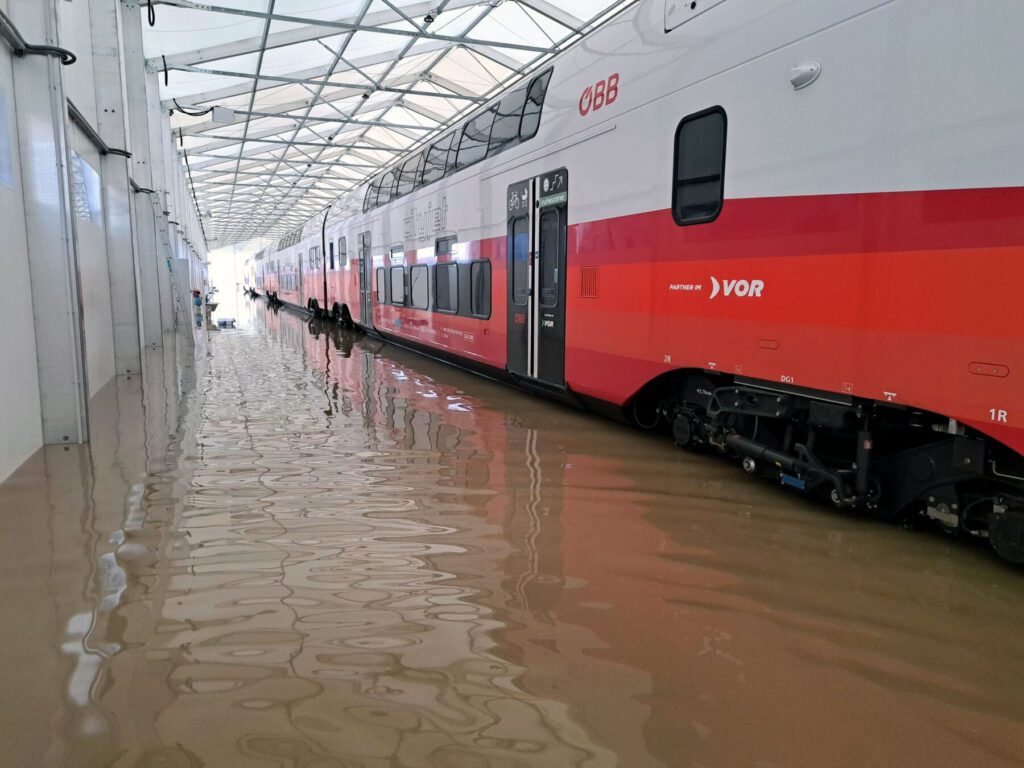 Niederoesterreich Unwetter OeBB KISS zerstoert_Stadler_9 24