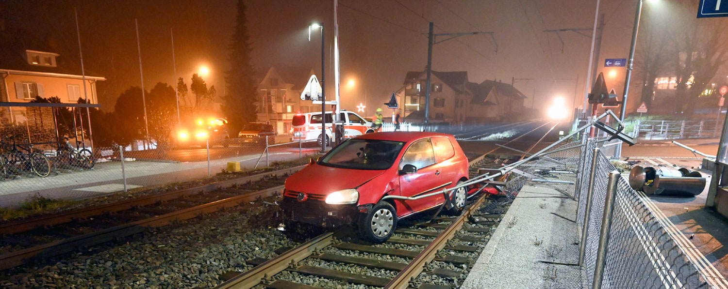 Staad Bahngleisen Bahnhof Auto Gleis_Kapo SG_30 12 24