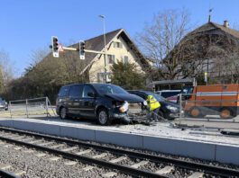 Muenchenstein Autofahrer Tramhaltestelle_Kapo BL_5 2 25