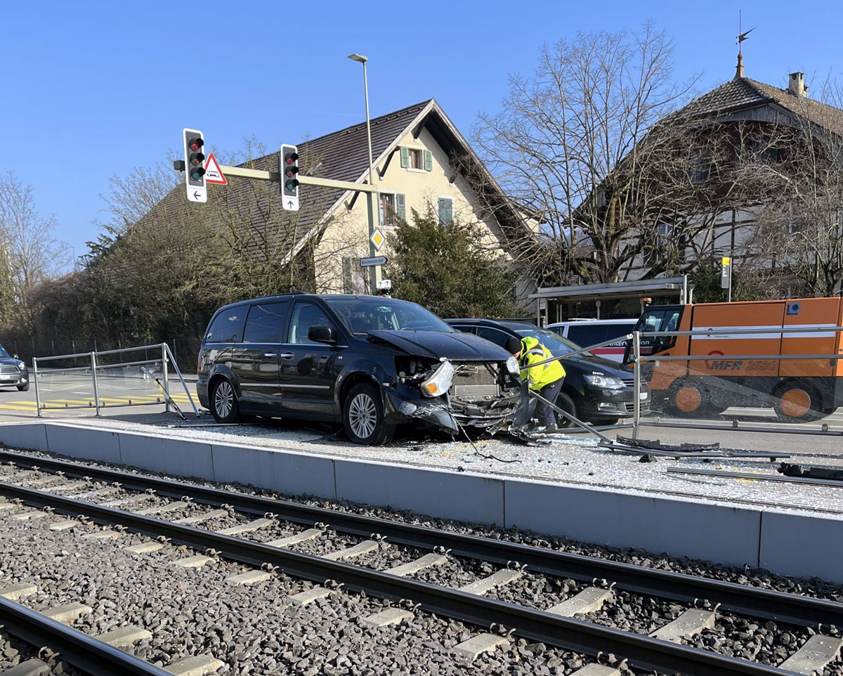 Muenchenstein Autofahrer Tramhaltestelle_Kapo BL_5 2 25