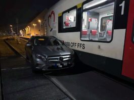 Riehen Auto kollidiert SBB FLIRT_Kapo BS_7 2 25