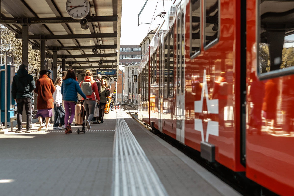 Bahnhof-Zuerich-Binz-Fahrgaeste_SZU_5 4 23