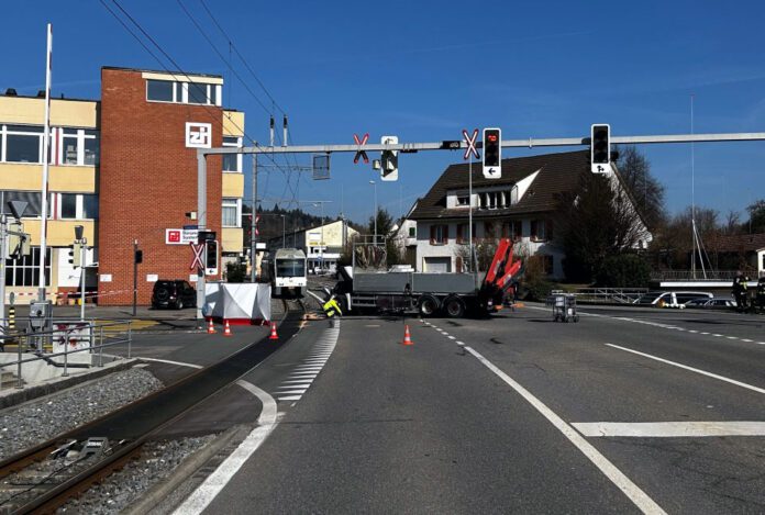 Unterentfelden Lastwagen Zug AVA Unfall_Kapo AG_4 3 25